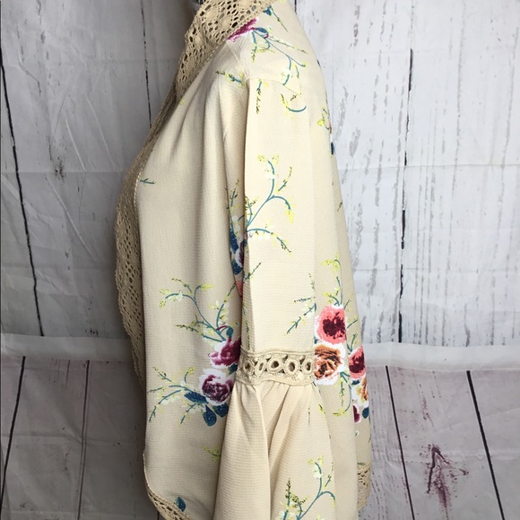 Women’s 🌸SOLD🌸 Flower Coverup - Picture 2 of 7